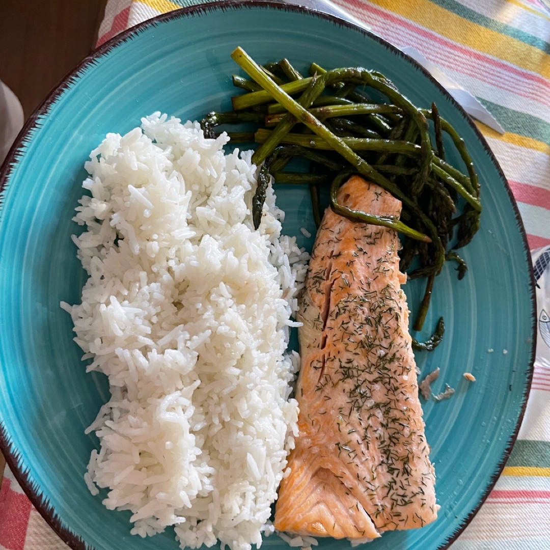 Salmón con espárragos Salmón con espárragos