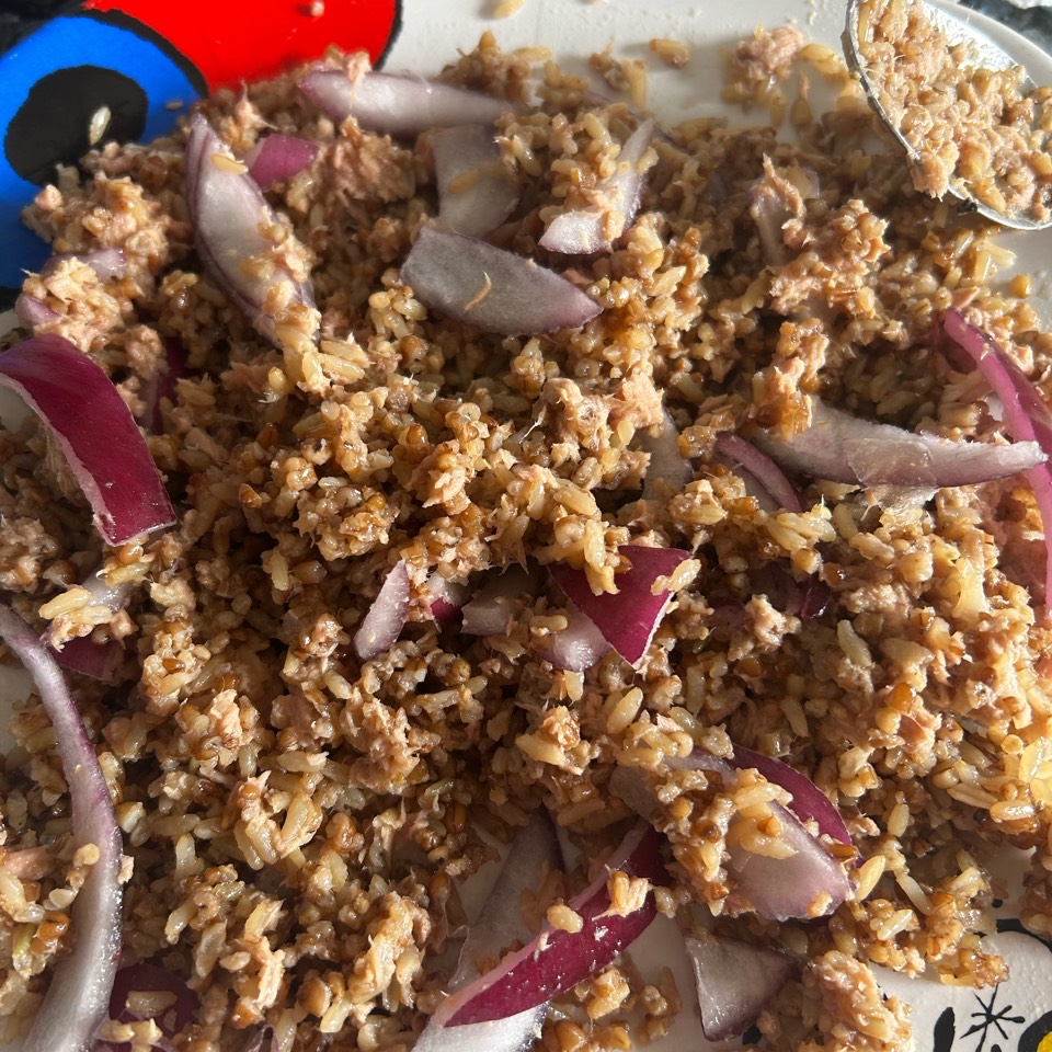 arroz integral y quinoa con atún y cebolla arroz integral y quinoa con atún y cebolla