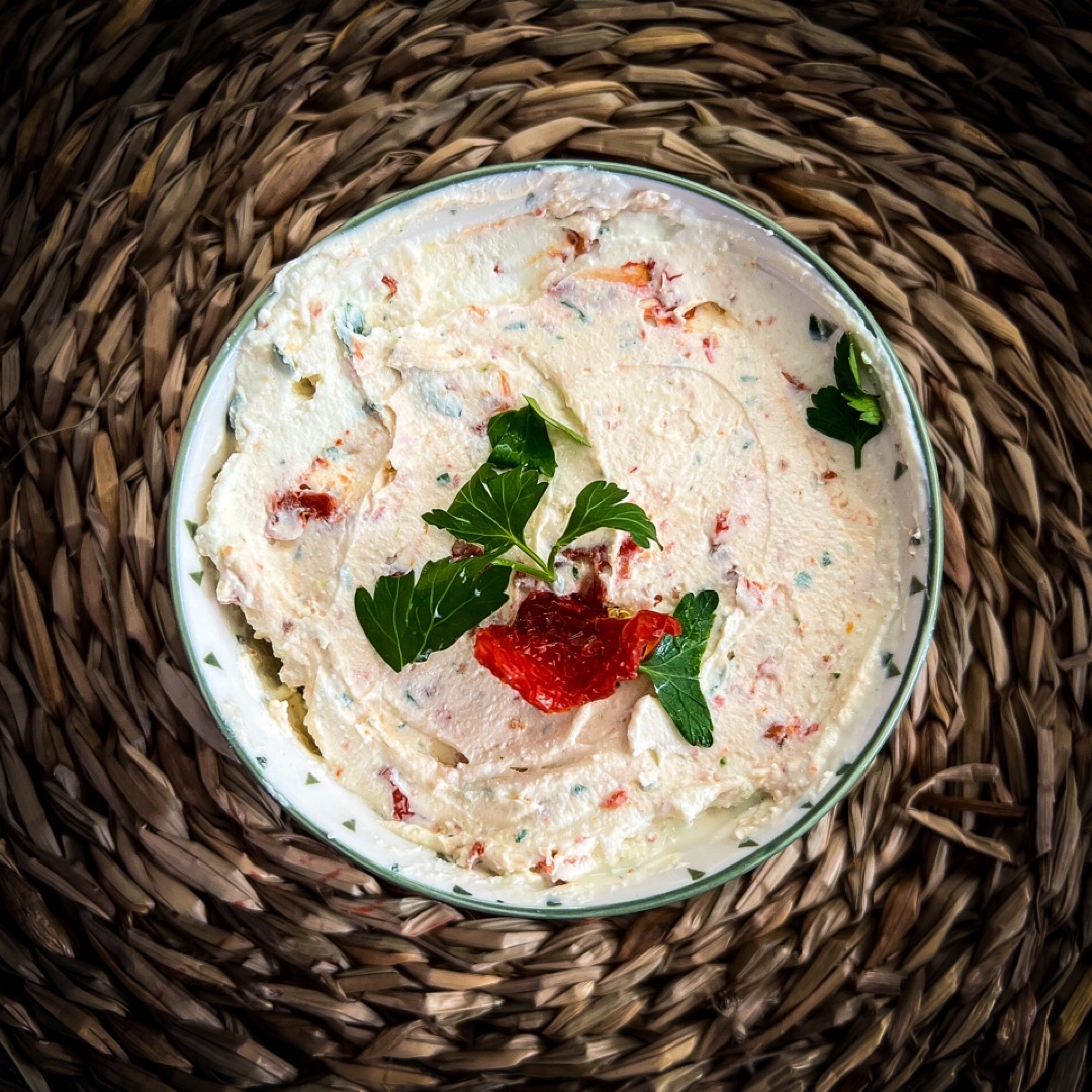 Mousse de queso feta con albahaca y tomates secos Mousse de queso feta con albahaca y tomates secos