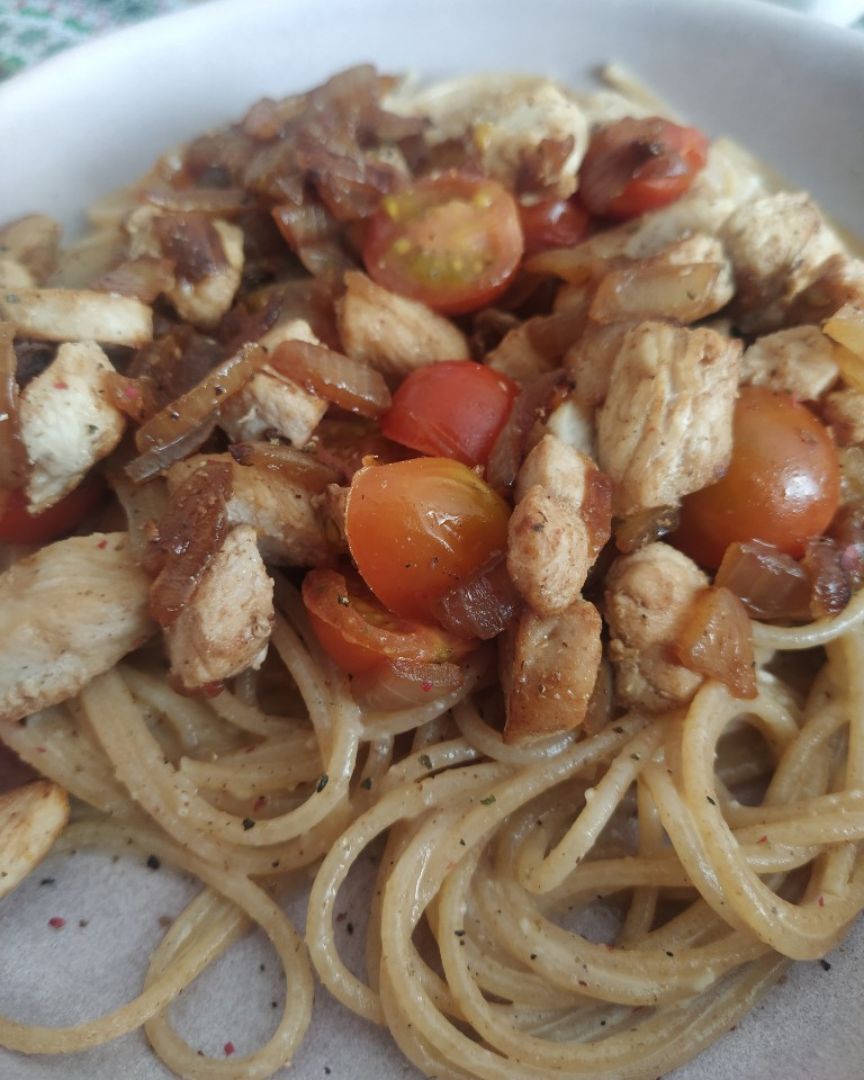 Pasta con pollo, cherrys y queso Pasta con pollo, cherrys y queso