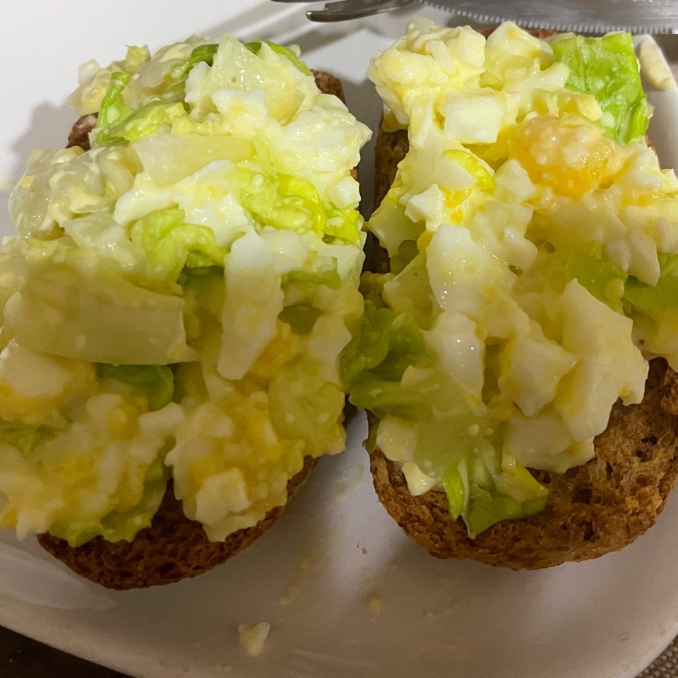 Tostada con huevo y lechuga Tostada con huevo y lechuga