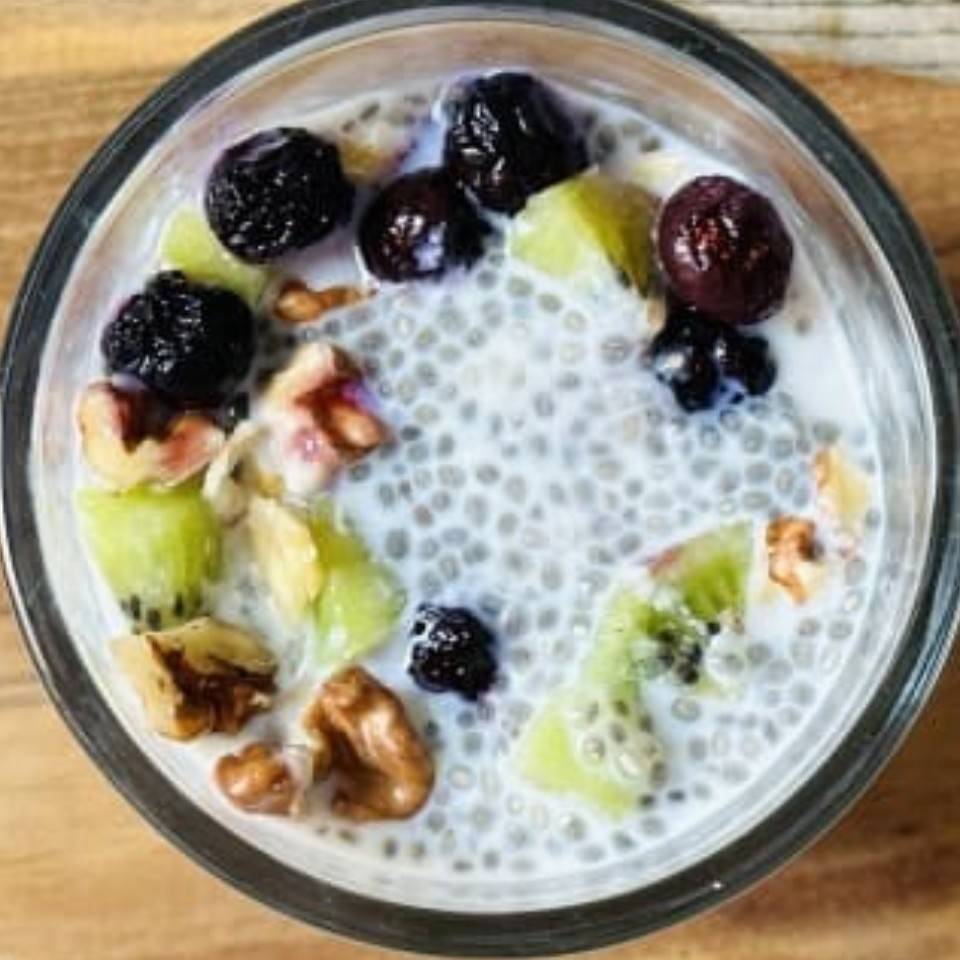 Pudin de chia con kiwi arandanos y nueces