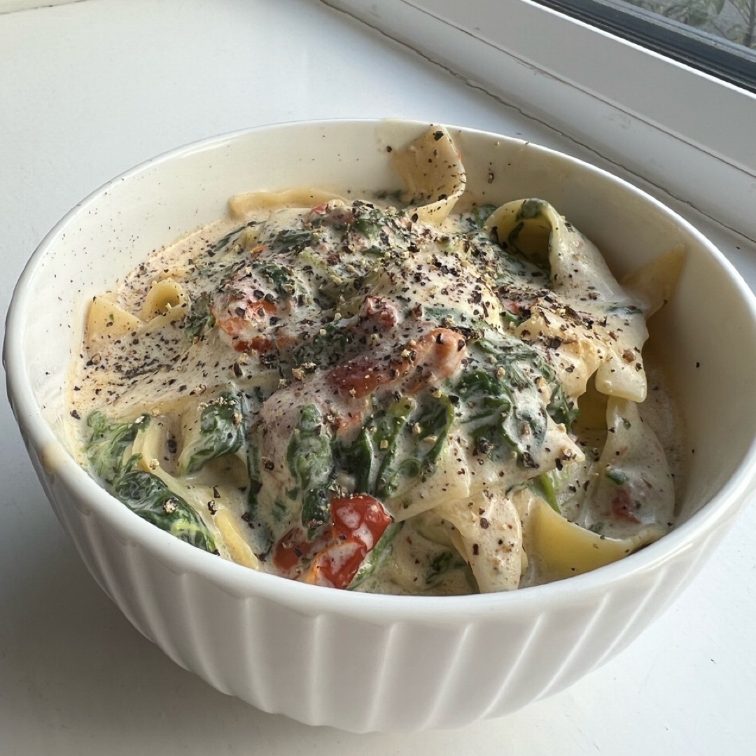 One pot creamy pasta with spinach and sundried tomatoes One pot creamy pasta with spinach and sundried tomatoes