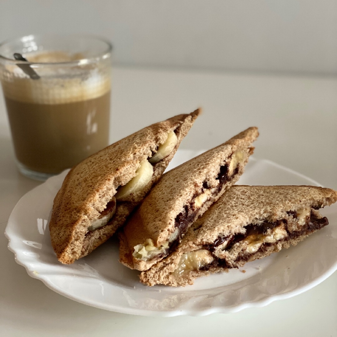 Sándwich de plátano y chocolate Sándwich de plátano y chocolate