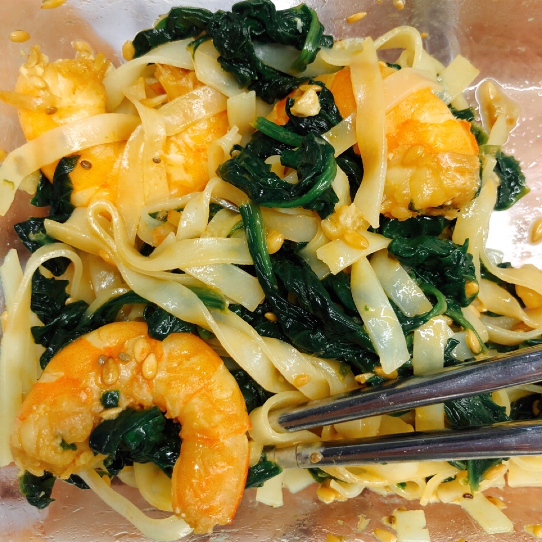 Noodles de arroz con langostinos y espinacas Noodles de arroz con langostinos y espinacas