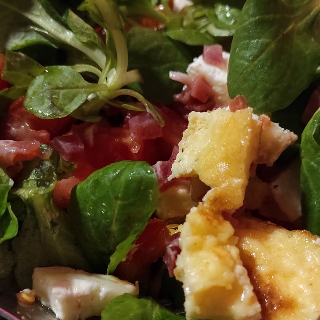 Ensalada de canónigos, tortilla, tomate, jamón y queso Ensalada de canónigos, tortilla, tomate, jamón y queso