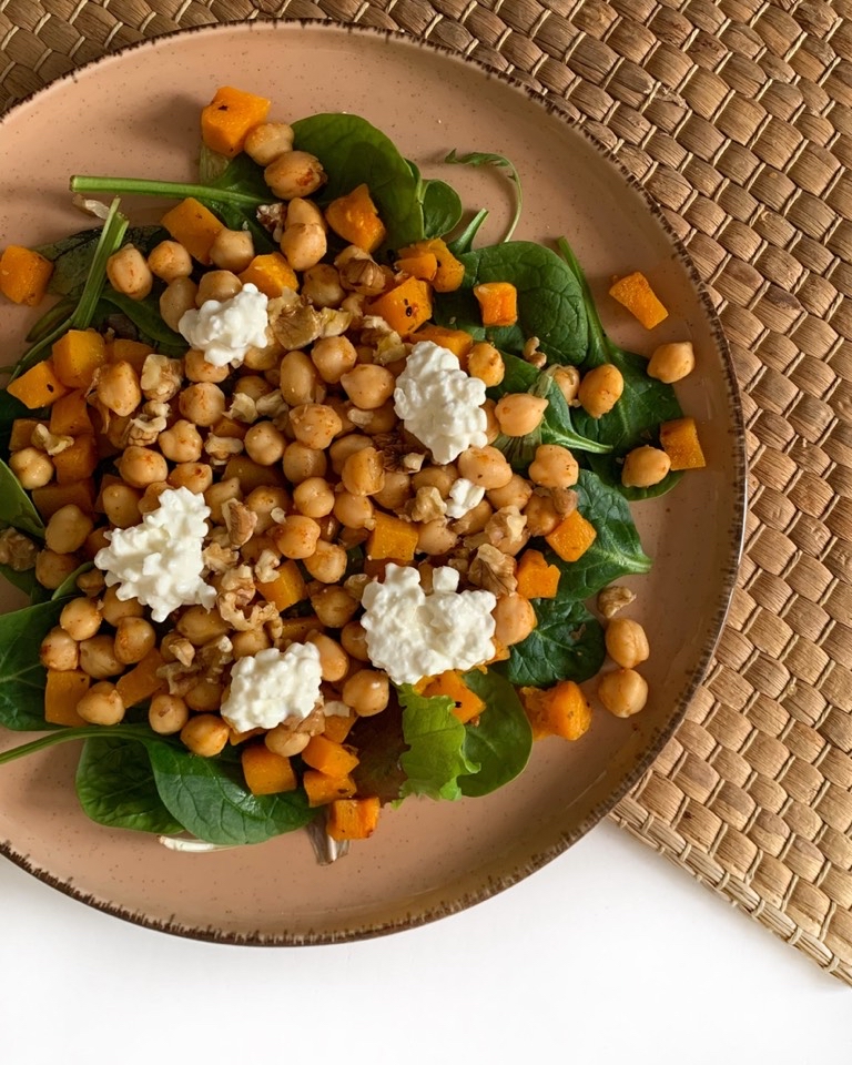 Ensalada templada de garbanzos, con calabaza, nueces y queso cottage Ensalada templada de garbanzos, con calabaza, nueces y queso cottage