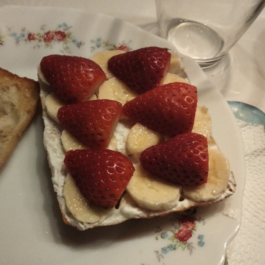 Tostada de queso y frutas Tostada de queso y frutas