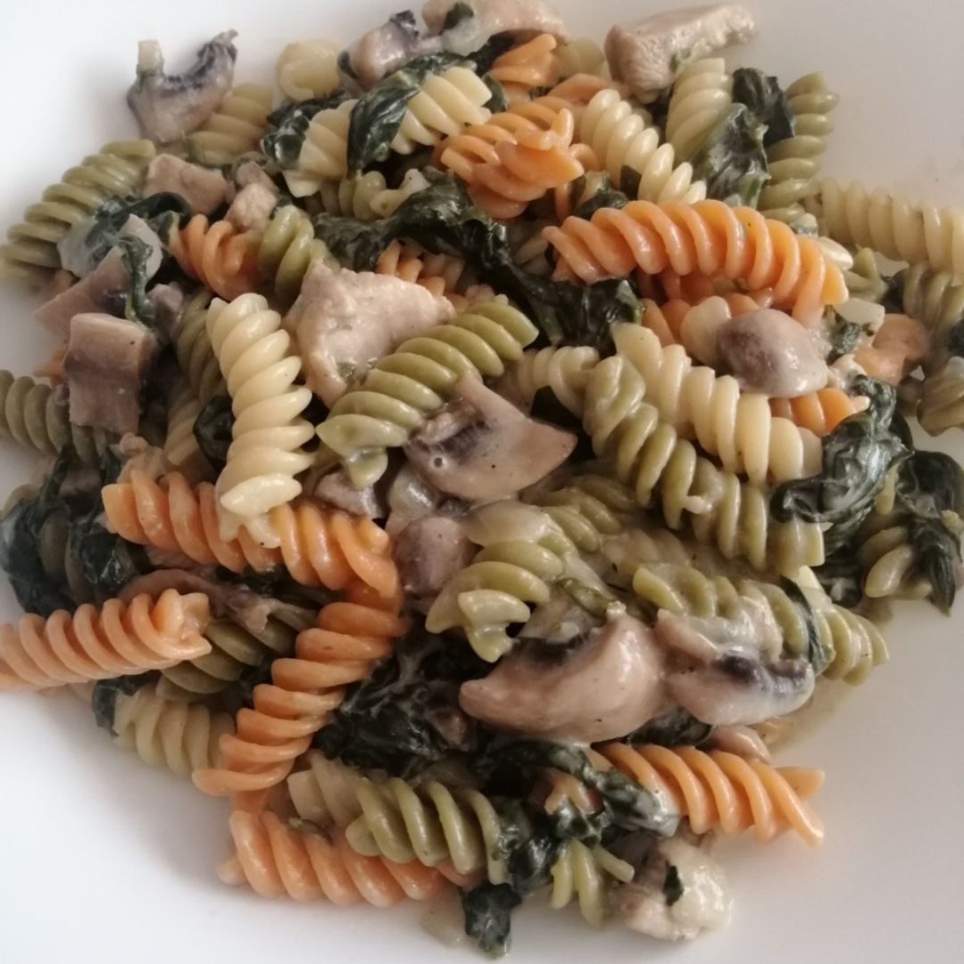 Pasta con pollo y verduras y crema de soja Pasta con pollo y verduras y crema de soja