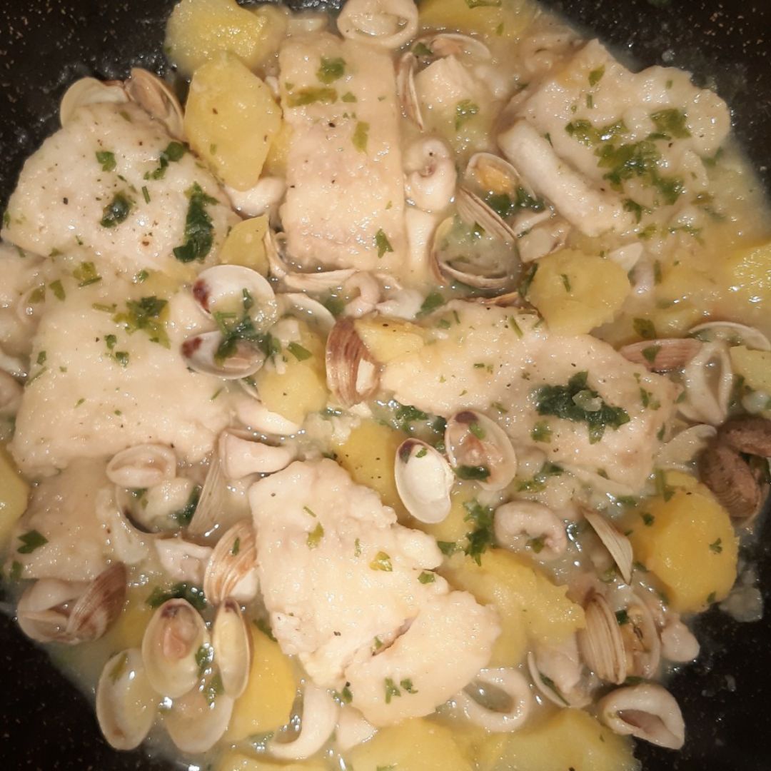 Perca en salsa con calamares y gambas Perca en salsa con calamares y gambas