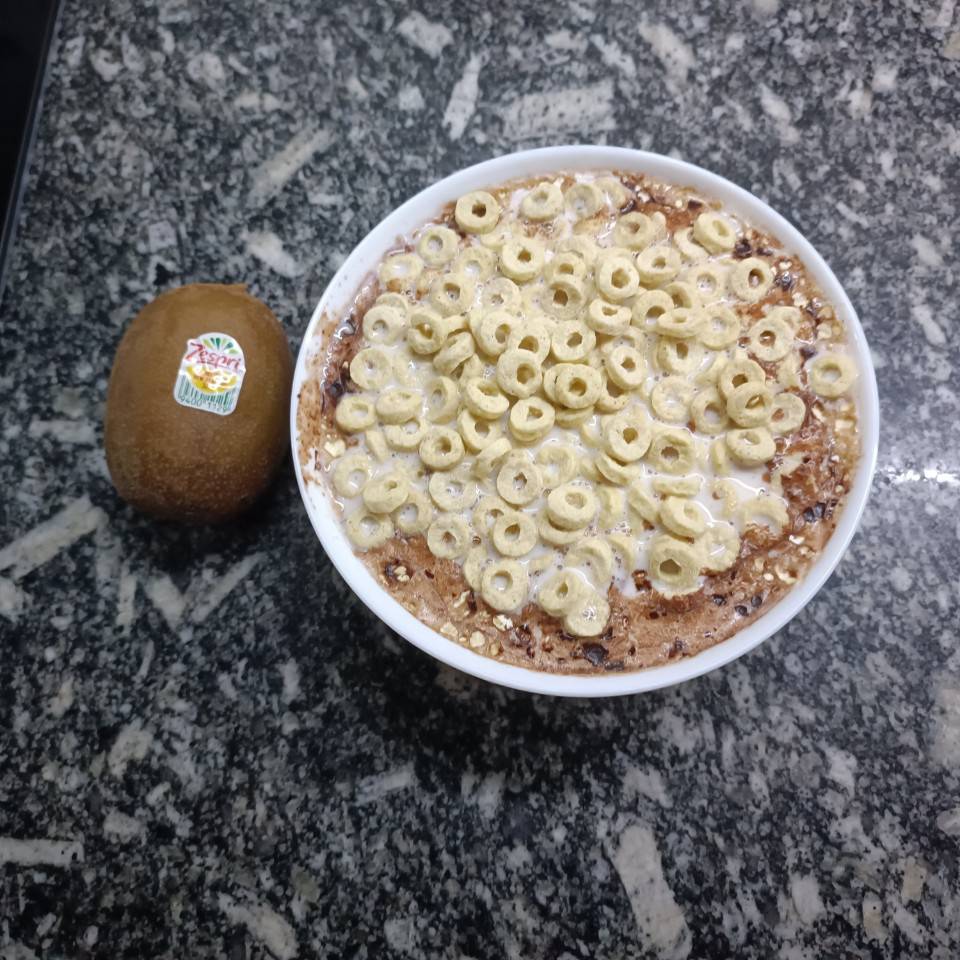 Leche semi con avena , cacao puro, avena crunchy y un kiwi. Leche semi con avena , cacao puro, avena crunchy y un kiwi.