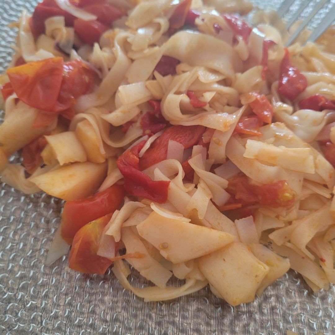 Tallarines de arroz con chocos y verduras Tallarines de arroz con chocos y verduras