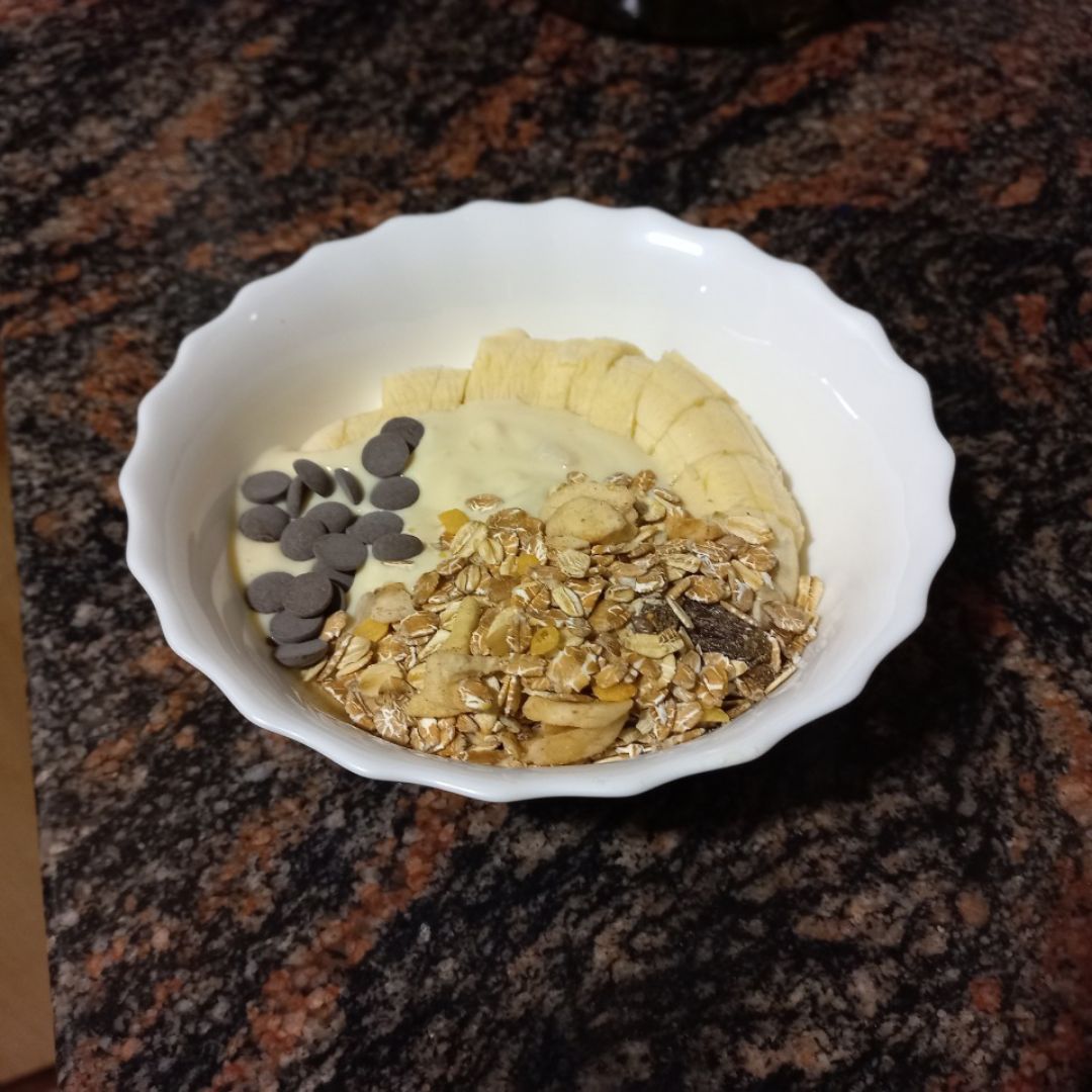 Yogurt de mango con platano, muesly, arándanos rojos y pepitas de chocolate Yogurt de mango con platano, muesly, arándanos rojos y pepitas de chocolate