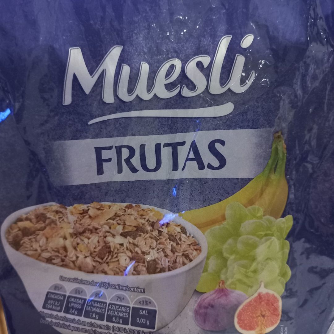 Yogurt de mango con platano, muesly, arándanos rojos y pepitas de chocolate Paso 2 Yogurt de mango con platano, muesly, arándanos rojos y pepitas de chocolate Paso 2