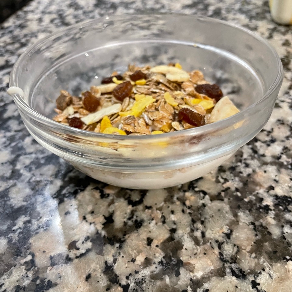 yogur natural con muesli de frutas y pasas 