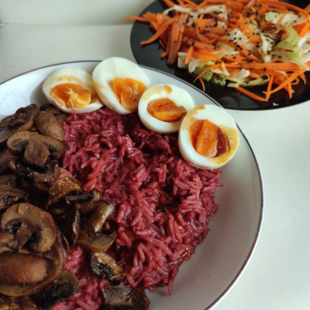 Arroz estilo "congee" y ensalada de col. Arroz estilo "congee" y ensalada de col.