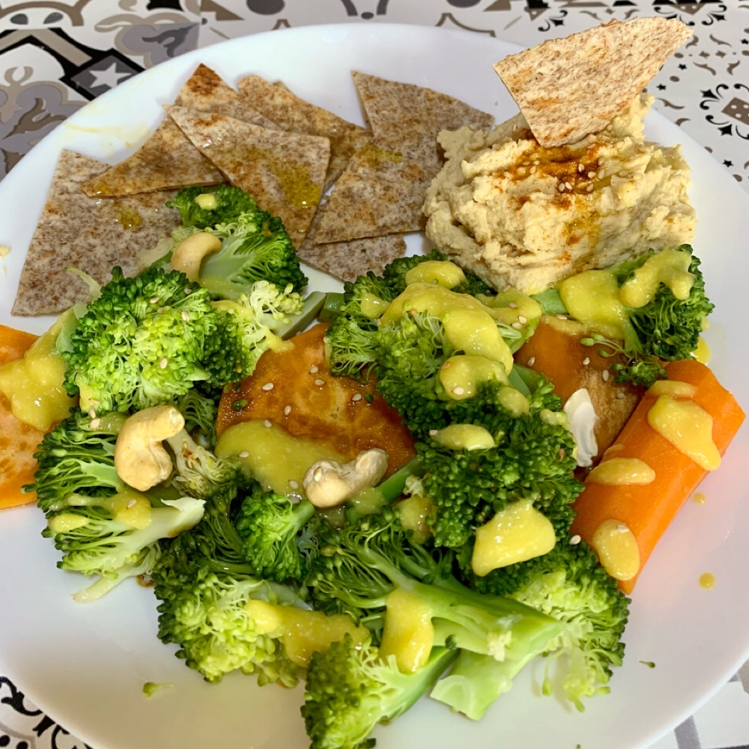 Brócoli al vapor con salsa de mango y anacardos Brócoli al vapor con salsa de mango y anacardos