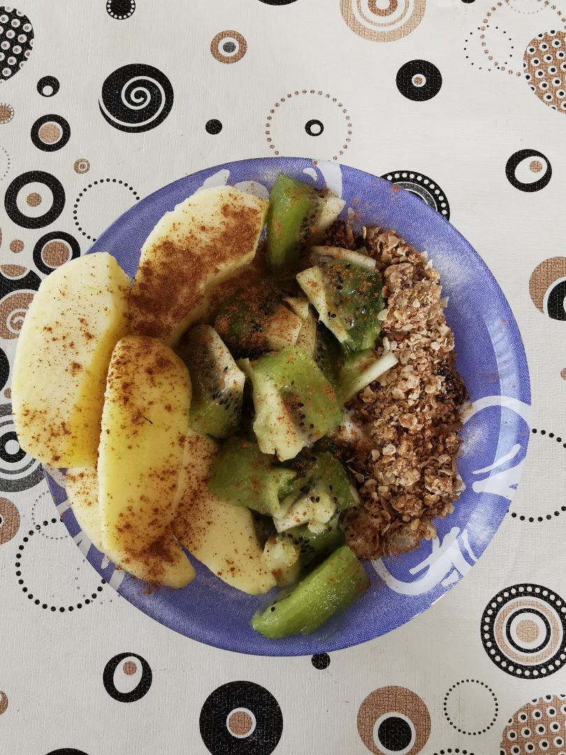 Bowl de yogur con granola, manzana, kiwi y canela
