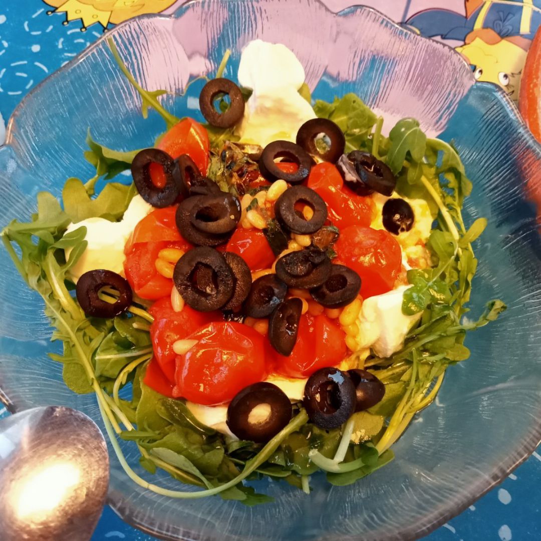 Ensalada de burrata con cherrys y aceitunas negras Ensalada de burrata con cherrys y aceitunas negras