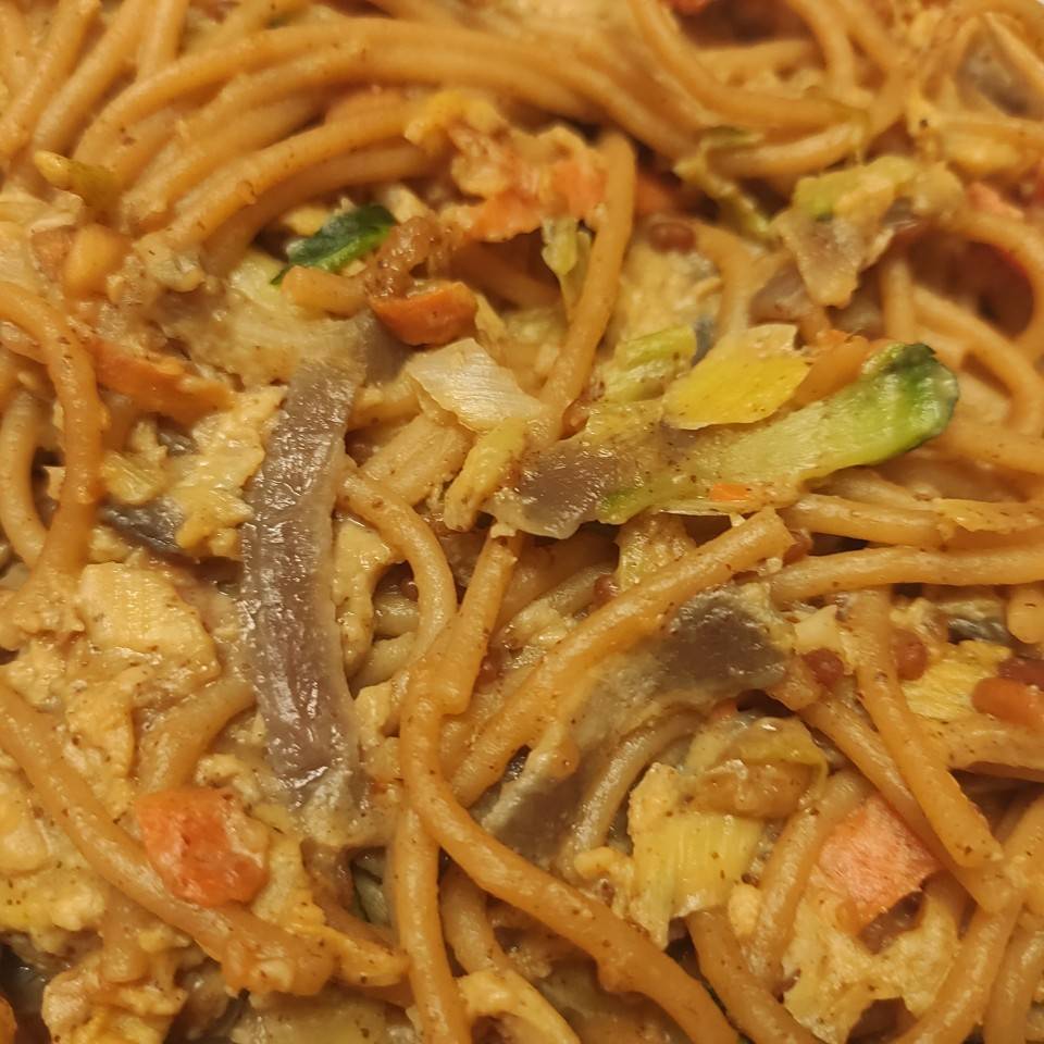 Pasta con salsa de miel, soja y cacahuete Pasta con salsa de miel, soja y cacahuete