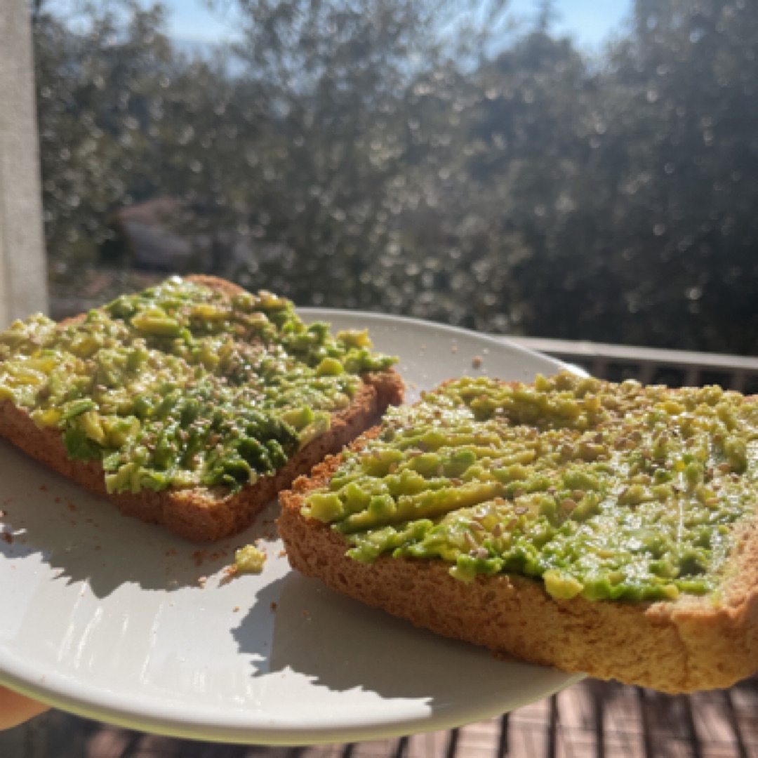 Tostadas con aguacate y semillas