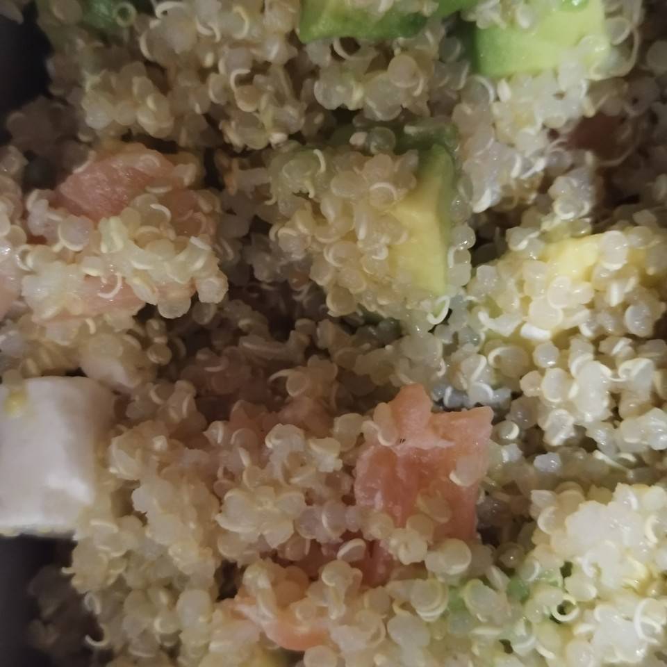 Ensalada de quinoa aguacate y salmón 