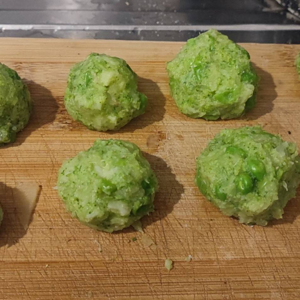 Cheeseballs de broccoli y guisantes Cheeseballs de broccoli y guisantes