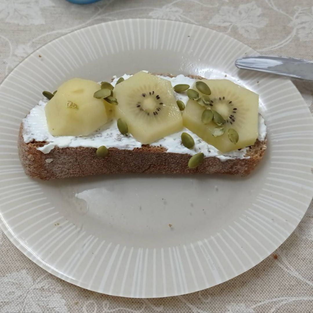 Tostadas de queso y kiwi Tostadas de queso y kiwi