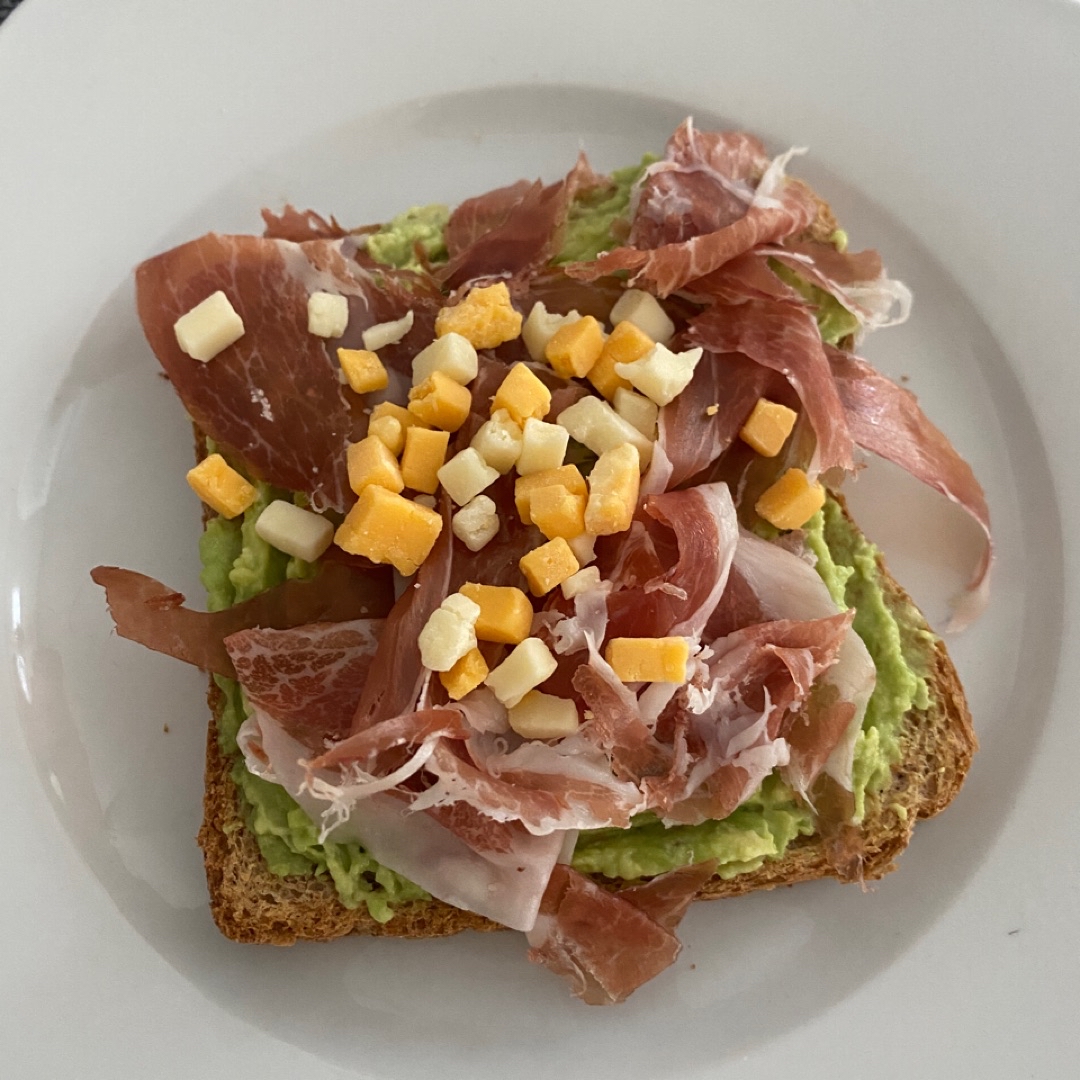 Tostada de aguacate, jamon serrano y queso