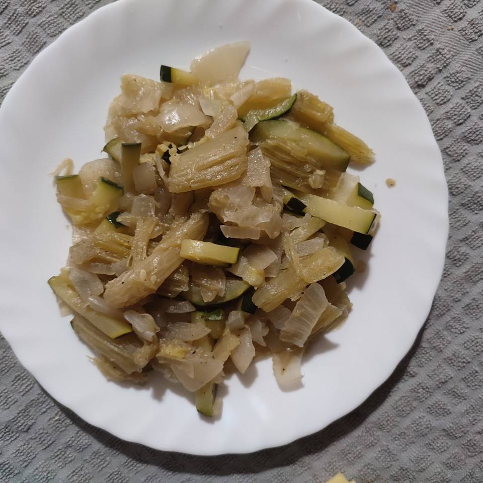 Cardo , calabacín y cebolla Cardo , calabacín y cebolla