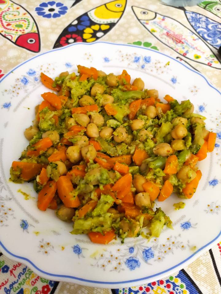 Garbanzos con brocoli y zanahoria 