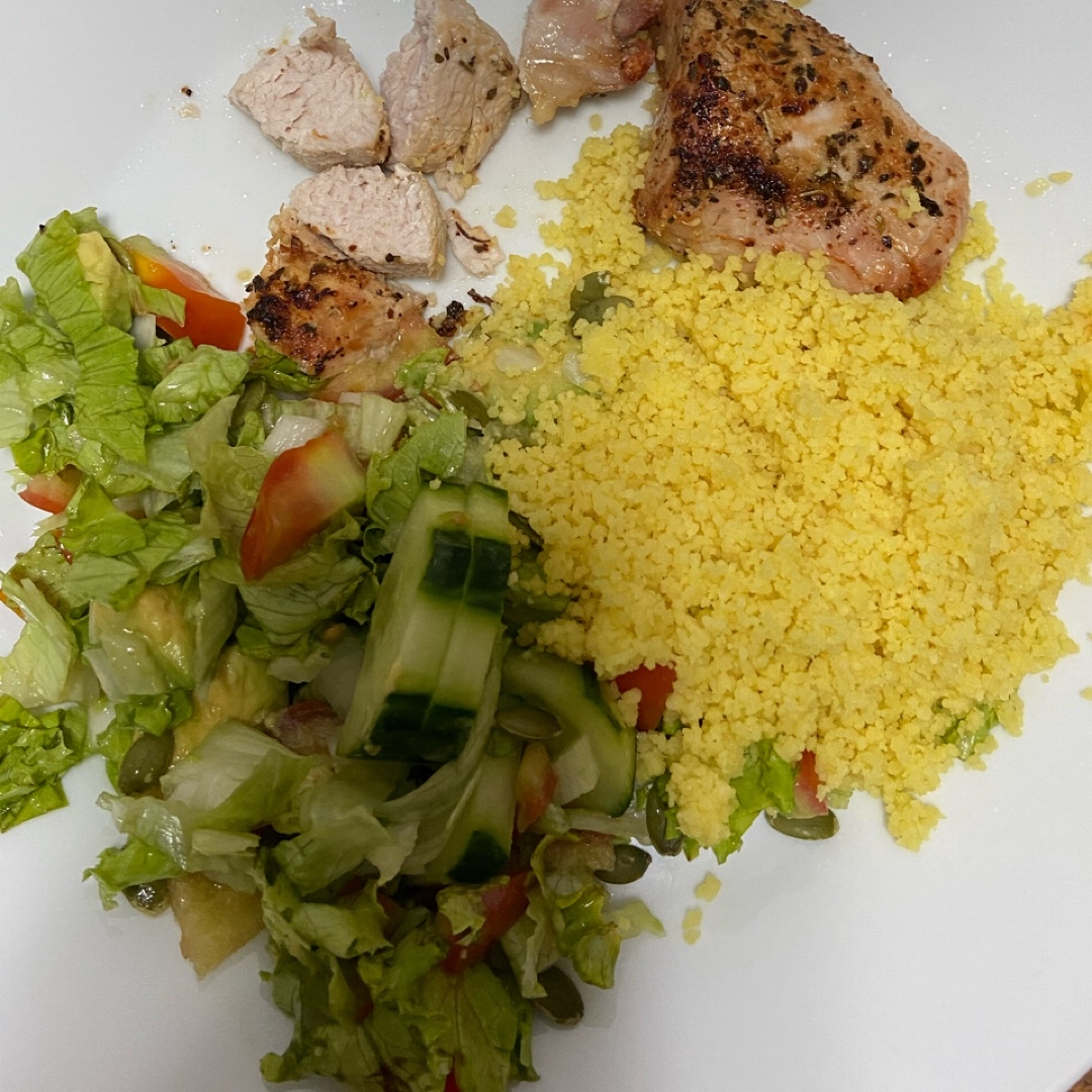 Pavo con ensalada y cous cous Pavo con ensalada y cous cous