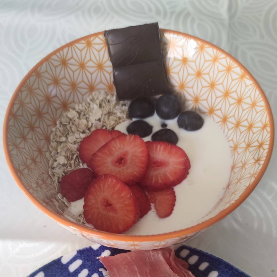 Kéfir con copos de avena, arándanos, fresas y chocolate. 