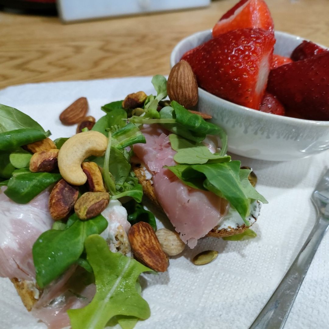 Tostadas de Jamón y Fruta Tostadas de Jamón y Fruta