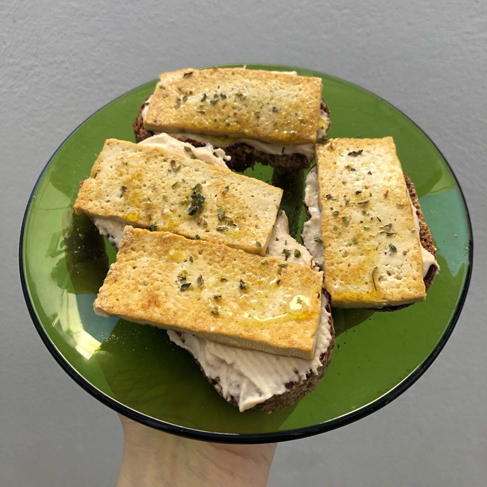 Tostadas de hummus y tofu