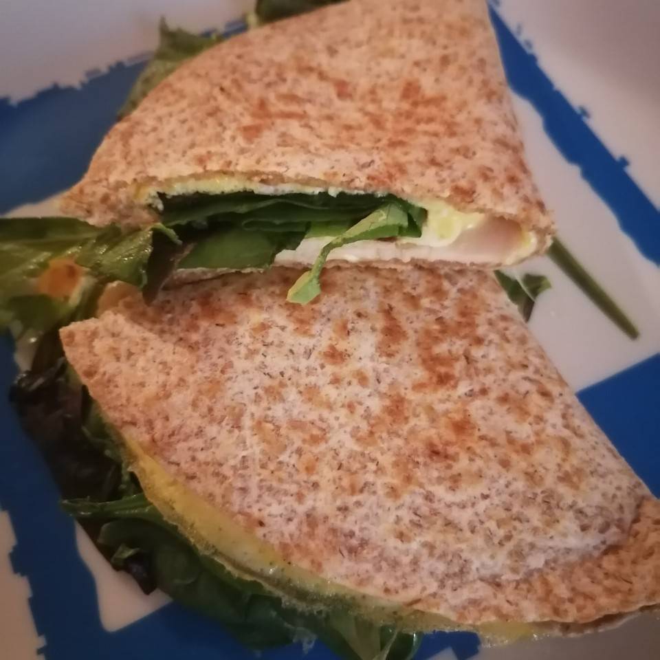 Tortita integral, con tortilla, pechuga de pavo, queso y mix de brotes Tortita integral, con tortilla, pechuga de pavo, queso y mix de brotes