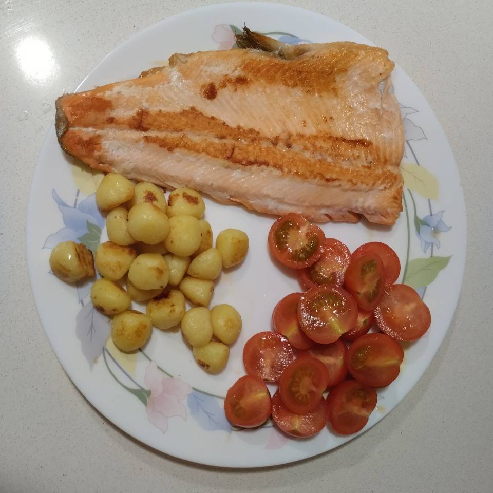 Trucha con gnocchis y tomates cherrys Trucha con gnocchis y tomates cherrys