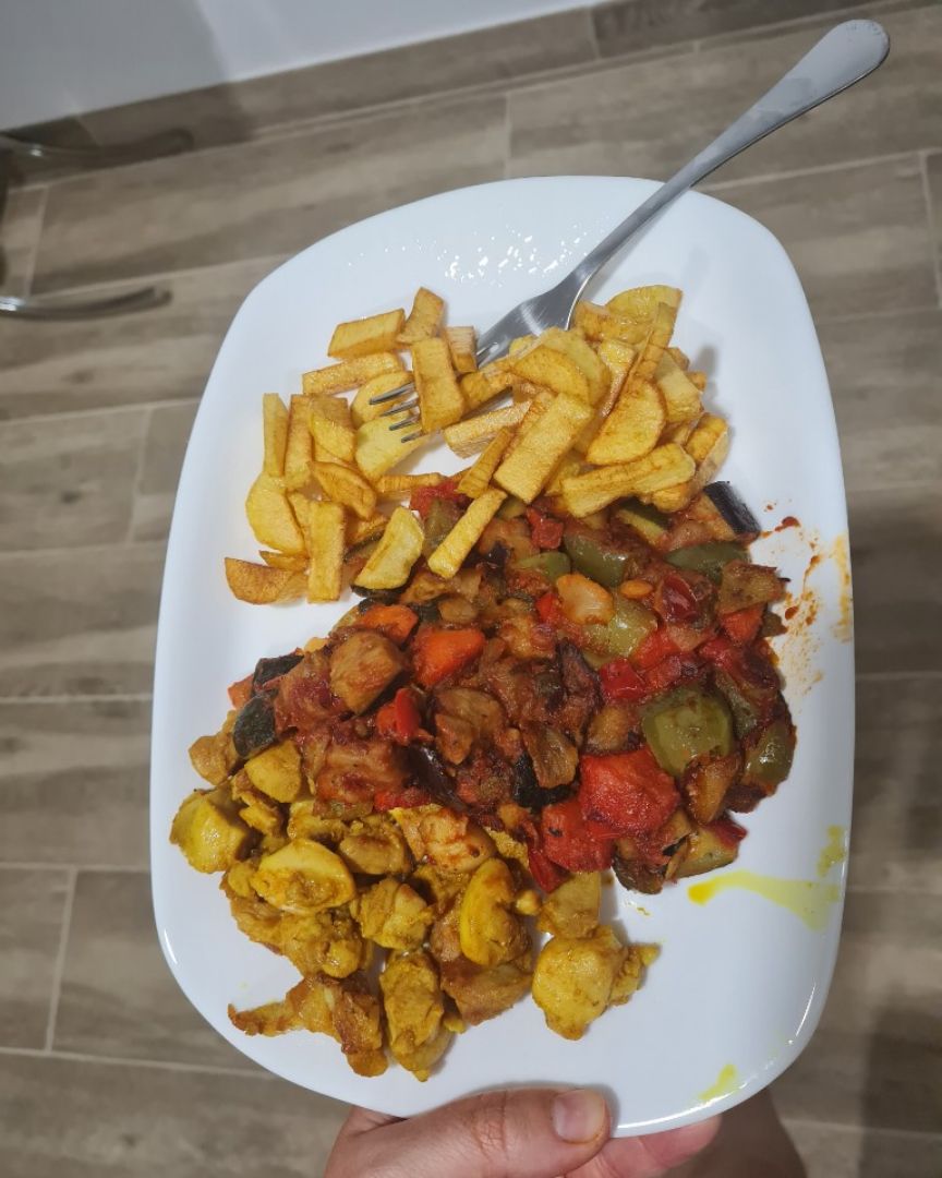 Pinchitos de pollo con pisto y patatas Pinchitos de pollo con pisto y patatas