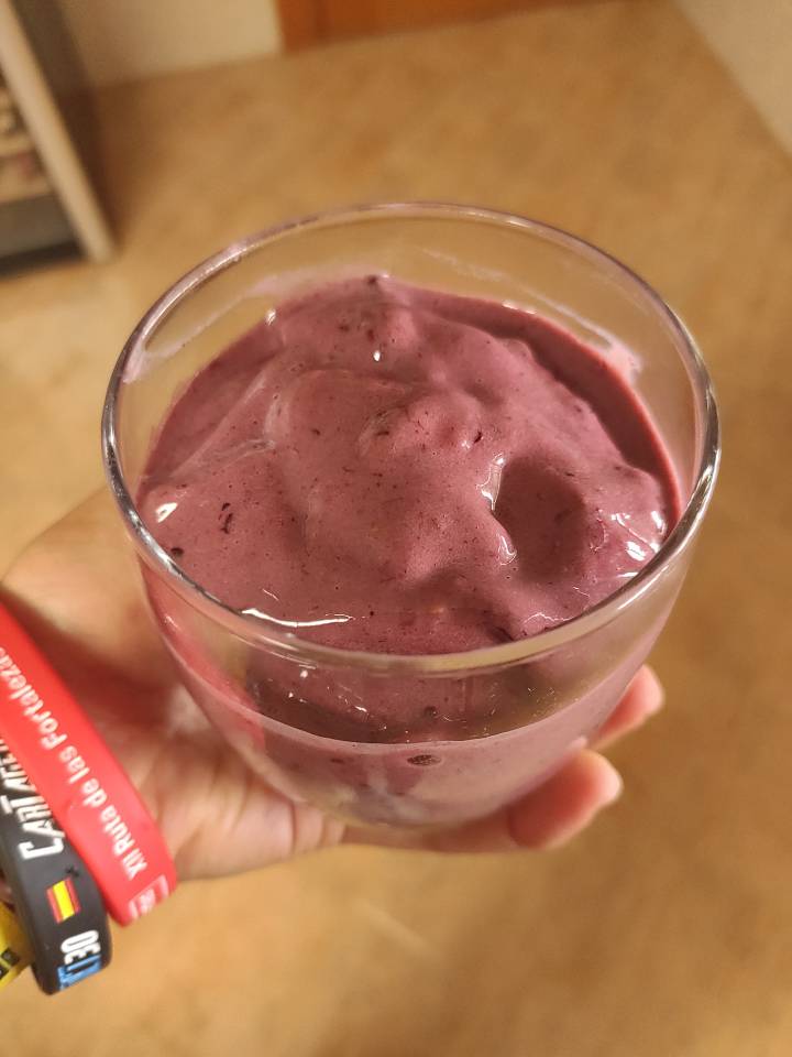 Helado de plátano y frutos rojos Helado de plátano y frutos rojos