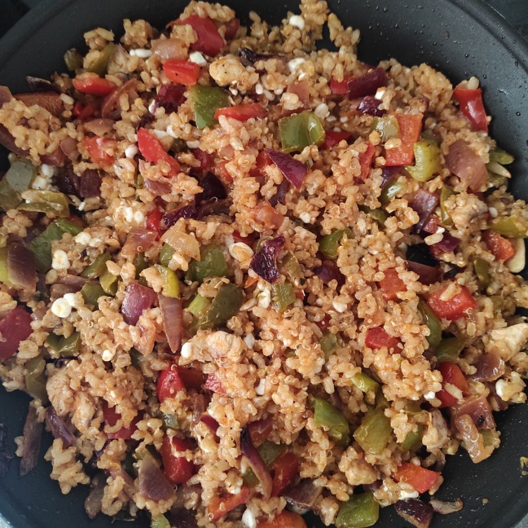 Arroz integral con verduras, pechuga, queso cotagge y quinoa Arroz integral con verduras, pechuga, queso cotagge y quinoa