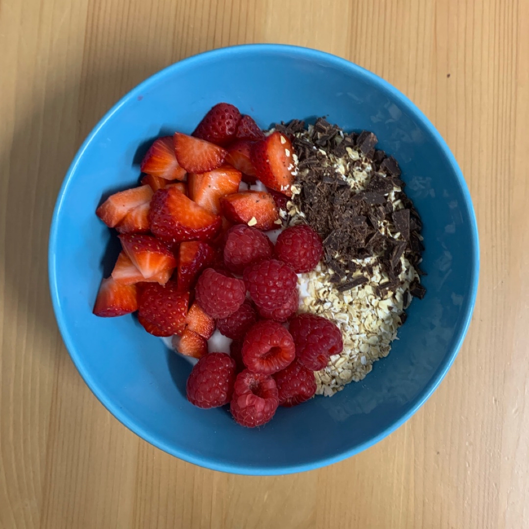 Yogur natural con avena, fruta y chocolate