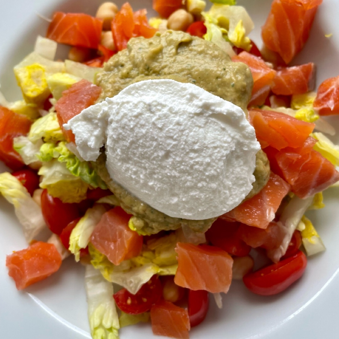 Ensalada de garbanzos con salmón , guacamole y ricota.