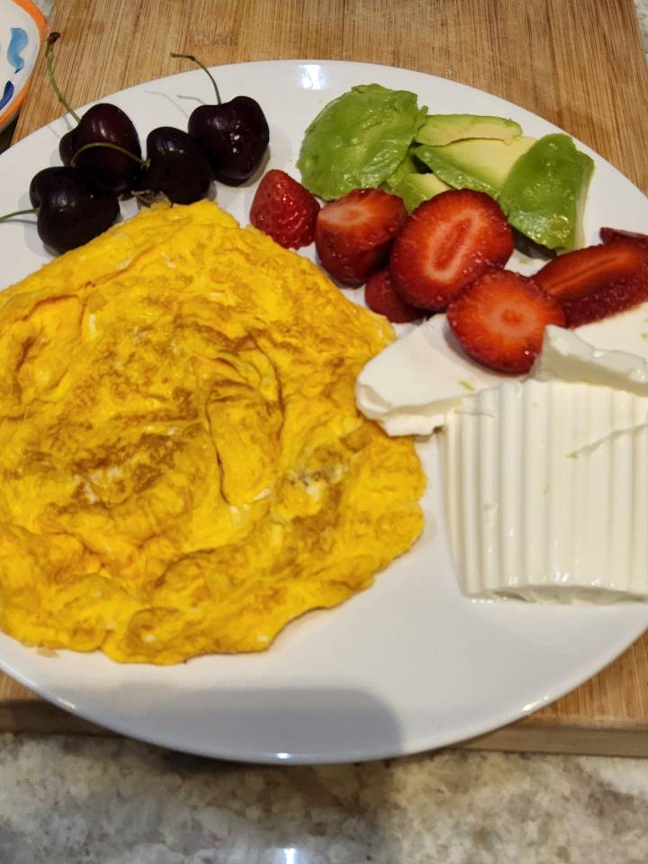 Tortilla francesa con aguacate, queso fresco, cerezas y fresas. Tortilla francesa con aguacate, queso fresco, cerezas y fresas.