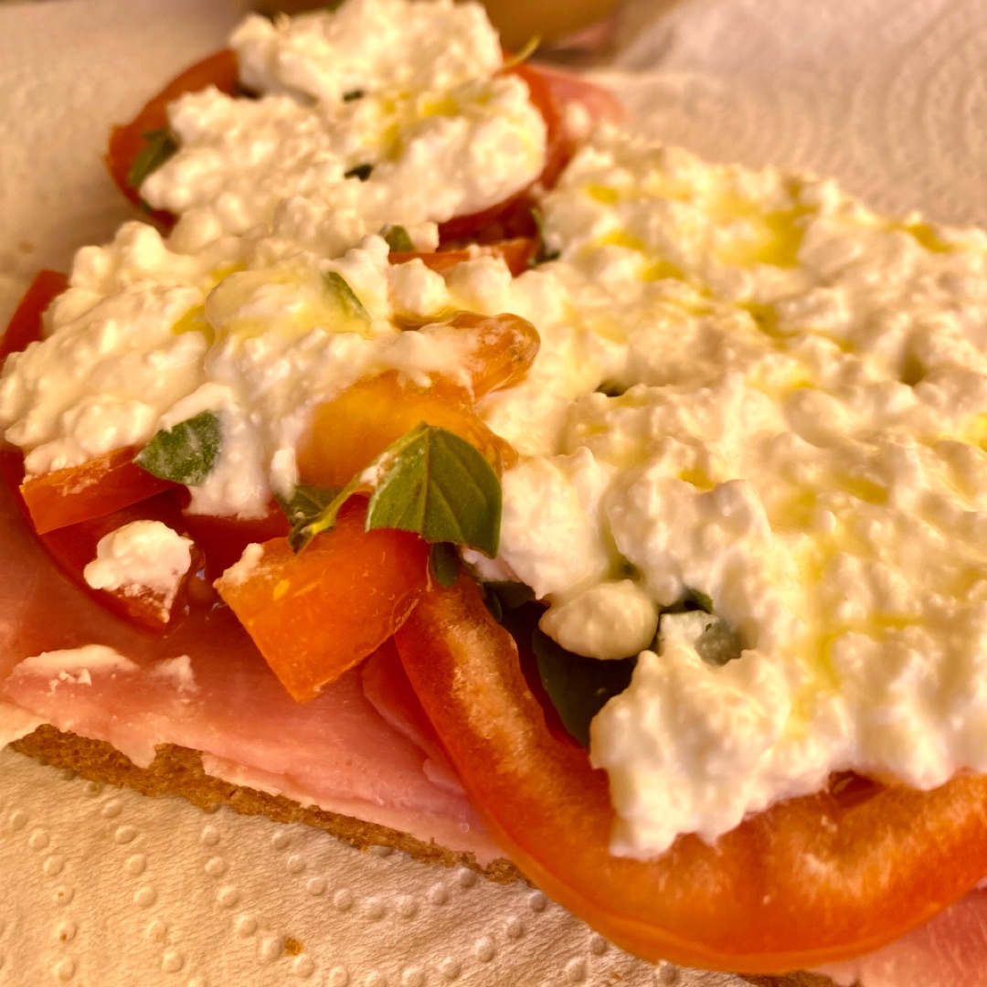 Tostada con queso cottage 🍅 🌿 Tostada con queso cottage 🍅 🌿