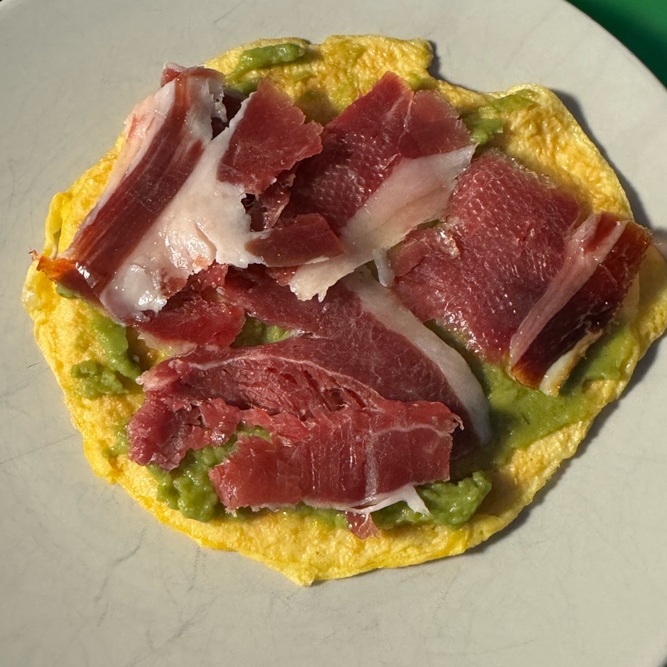 Tortilla francesa con guacamole y jamón ibérico Tortilla francesa con guacamole y jamón ibérico