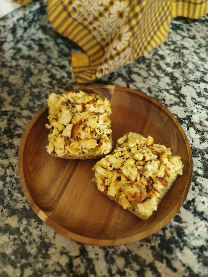 Tostada de aguacate y huevo revuelto Tostada de aguacate y huevo revuelto
