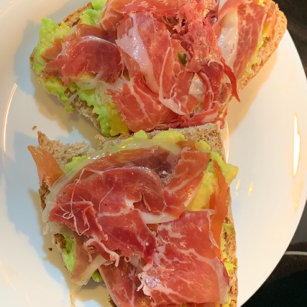 Tostada de aguacate y jamón 
