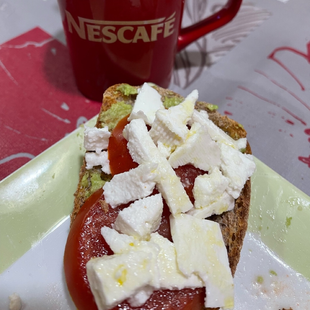 Tostada de queso fresco de cabra, tomate y aguacate 