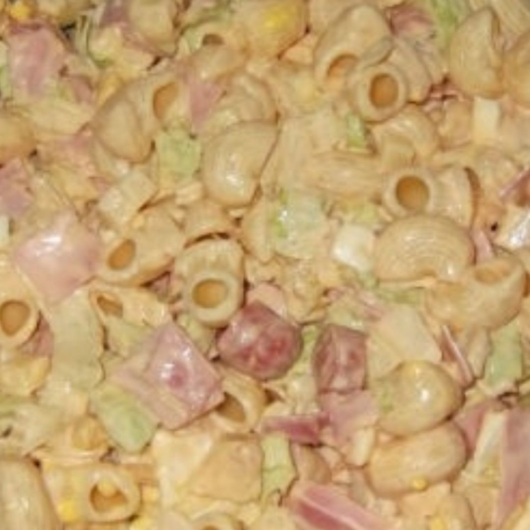 Ensalada de pasta con salsa de queso y salchichas 