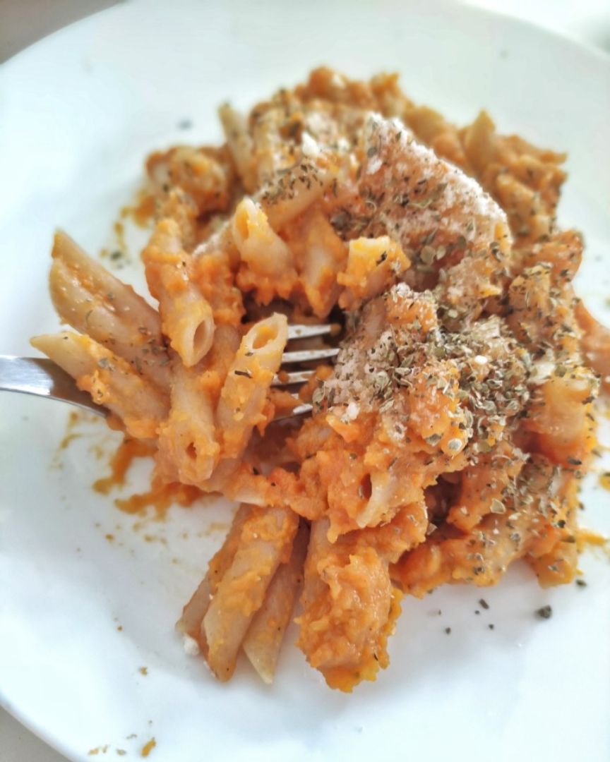 Macarrones integrales con salsa de calabaza y zanahoria 